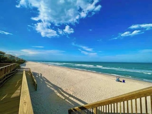 Surfside~ Walk to the beach, Pool, BBQ, Games, Gym