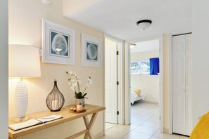 2 habitaciones, tabla de planchar con plancha y cuna de viaje 