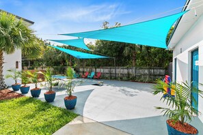 Terrace/patio - Palmside~ Walk to the beach, Pool, BBQ, Games, Gym (Indian Harbour Beach)