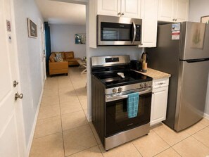 Frigorifero, microonde, forno, piano cottura