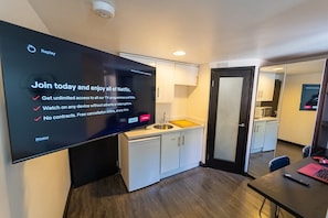 Superior Studio, Ensuite (Studio 4) | Interior - 57 North Road Studios Near QE and UOB (Birmingham)