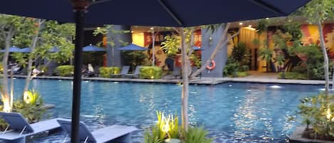 حمّام سباحة خارجي، حمّام سباحة مُدفَّأ