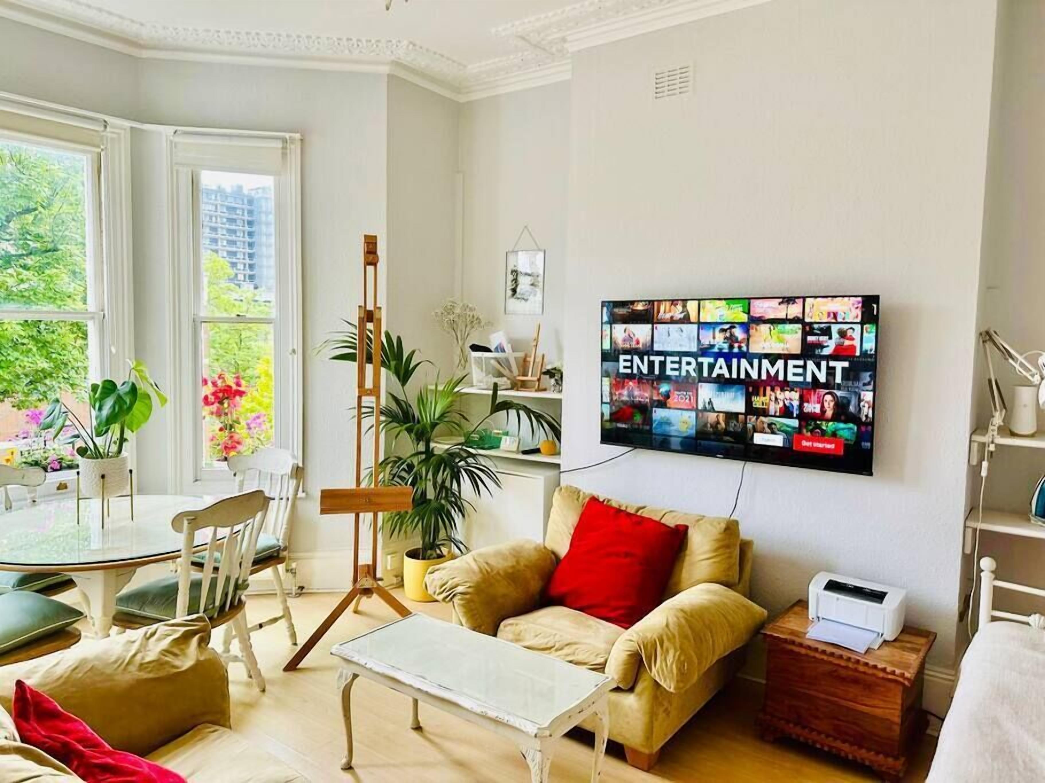 Artist's Bright Hampstead Heath Village 2 Bed Flat