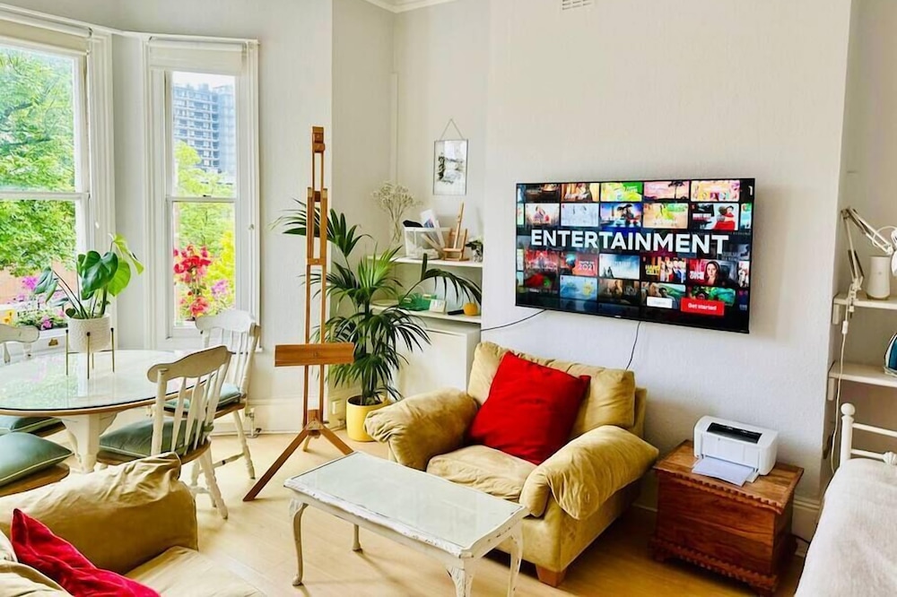 Artist's Bright Hampstead Heath Village 2 Bed Flat