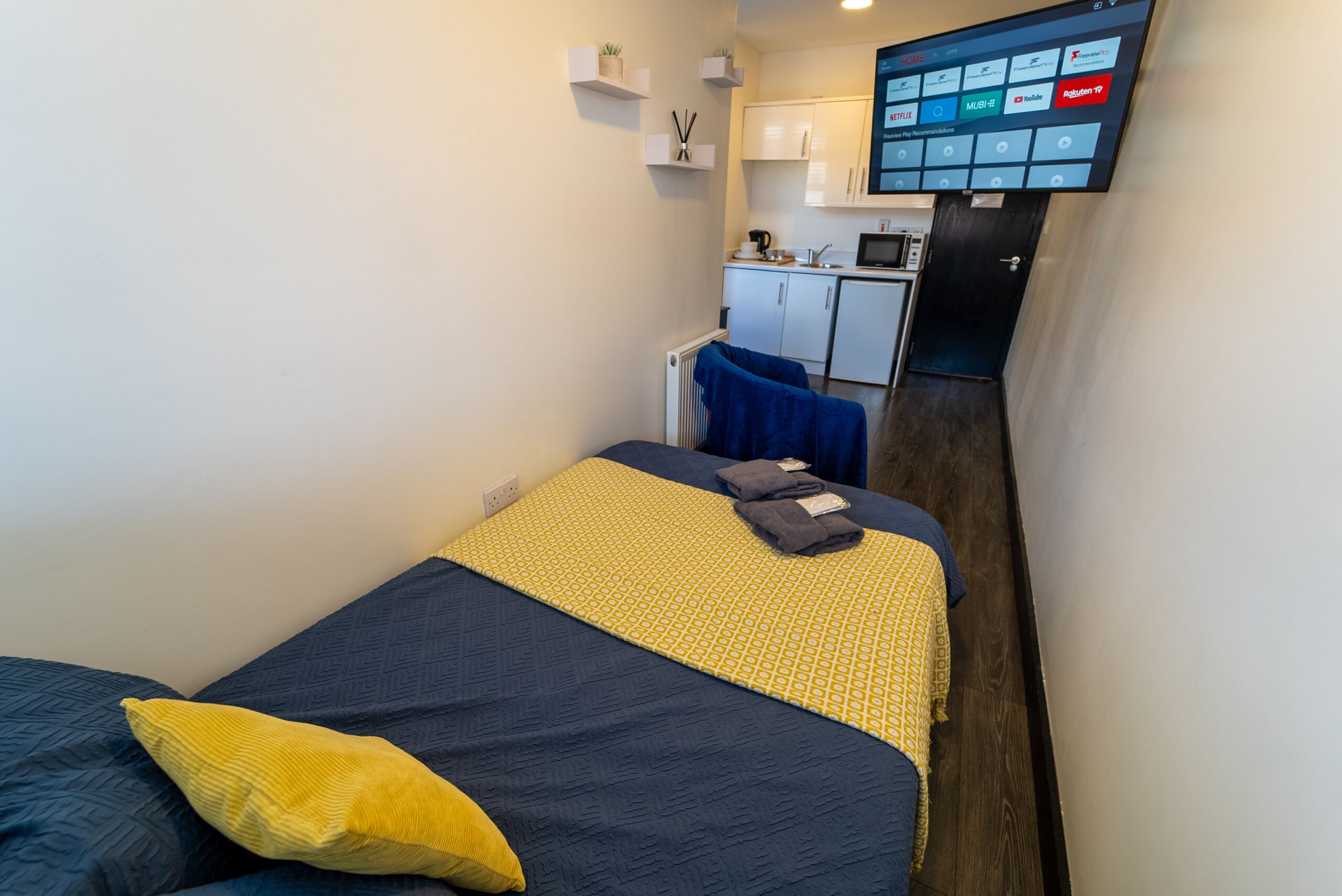 Studio with free WiFi and 50” TV in SellyOak!