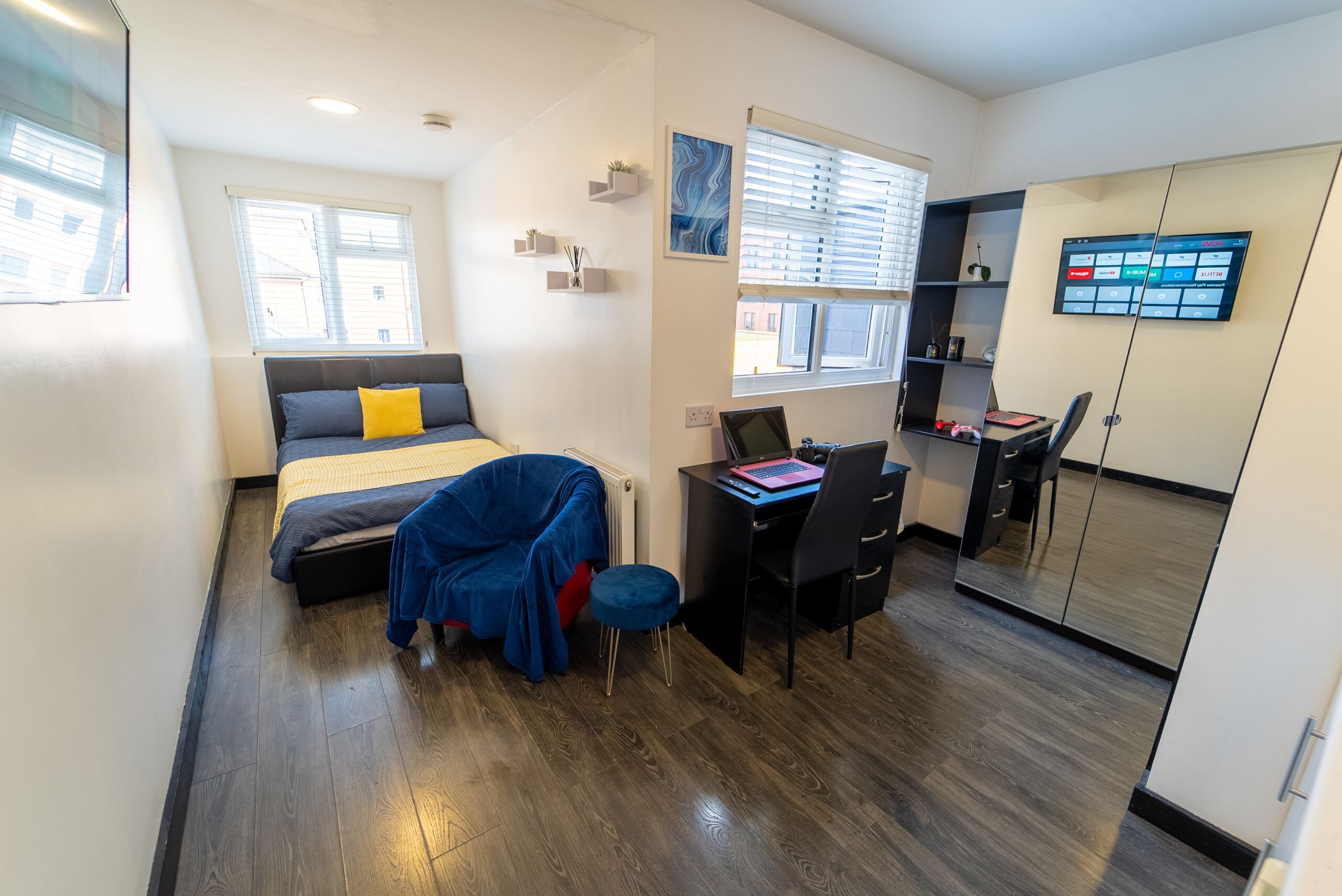 Studio with free WiFi and 50” TV in SellyOak!