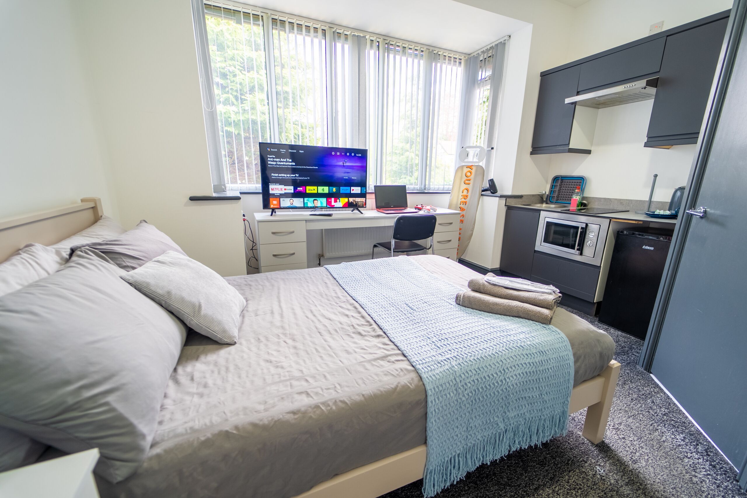 Ground floor studio next to QE with free parking!