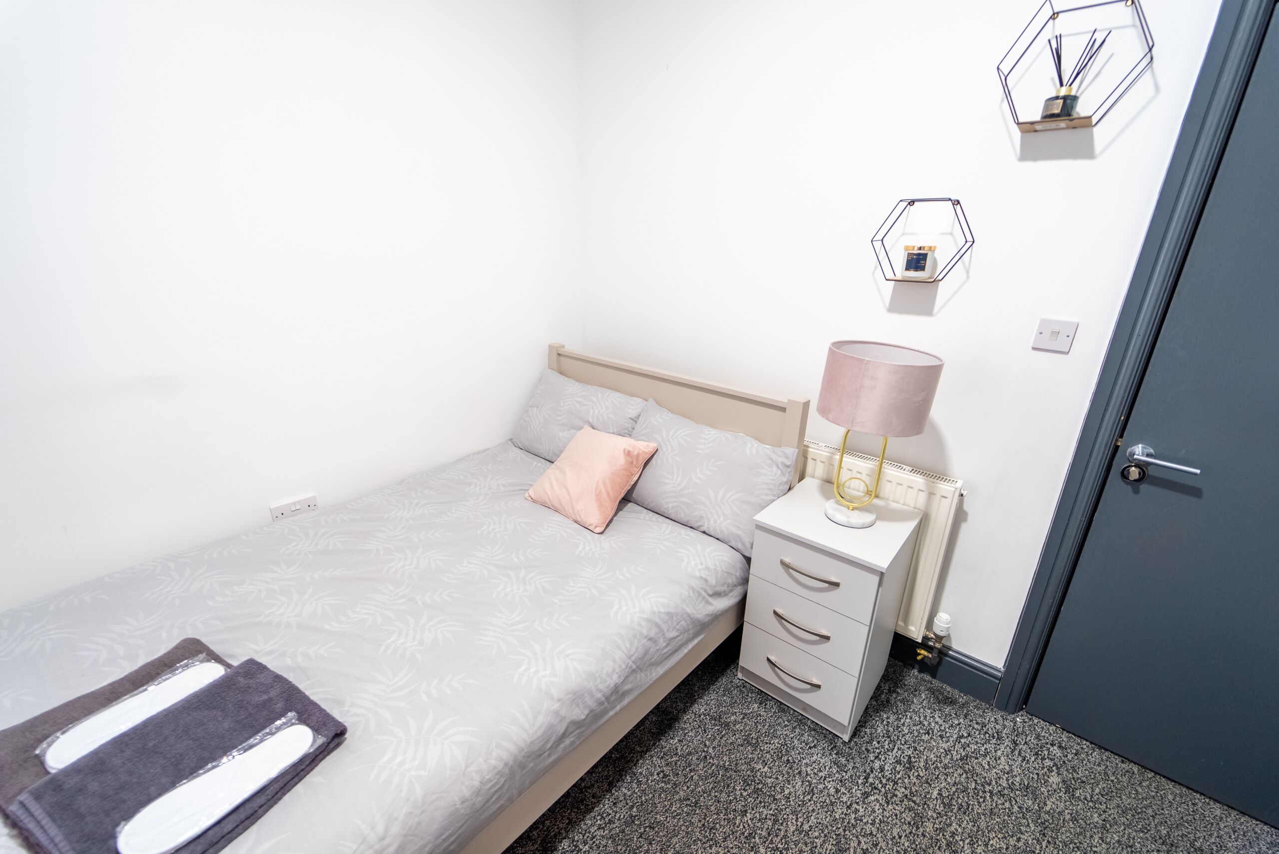 Ground floor studio near QE with free parking!