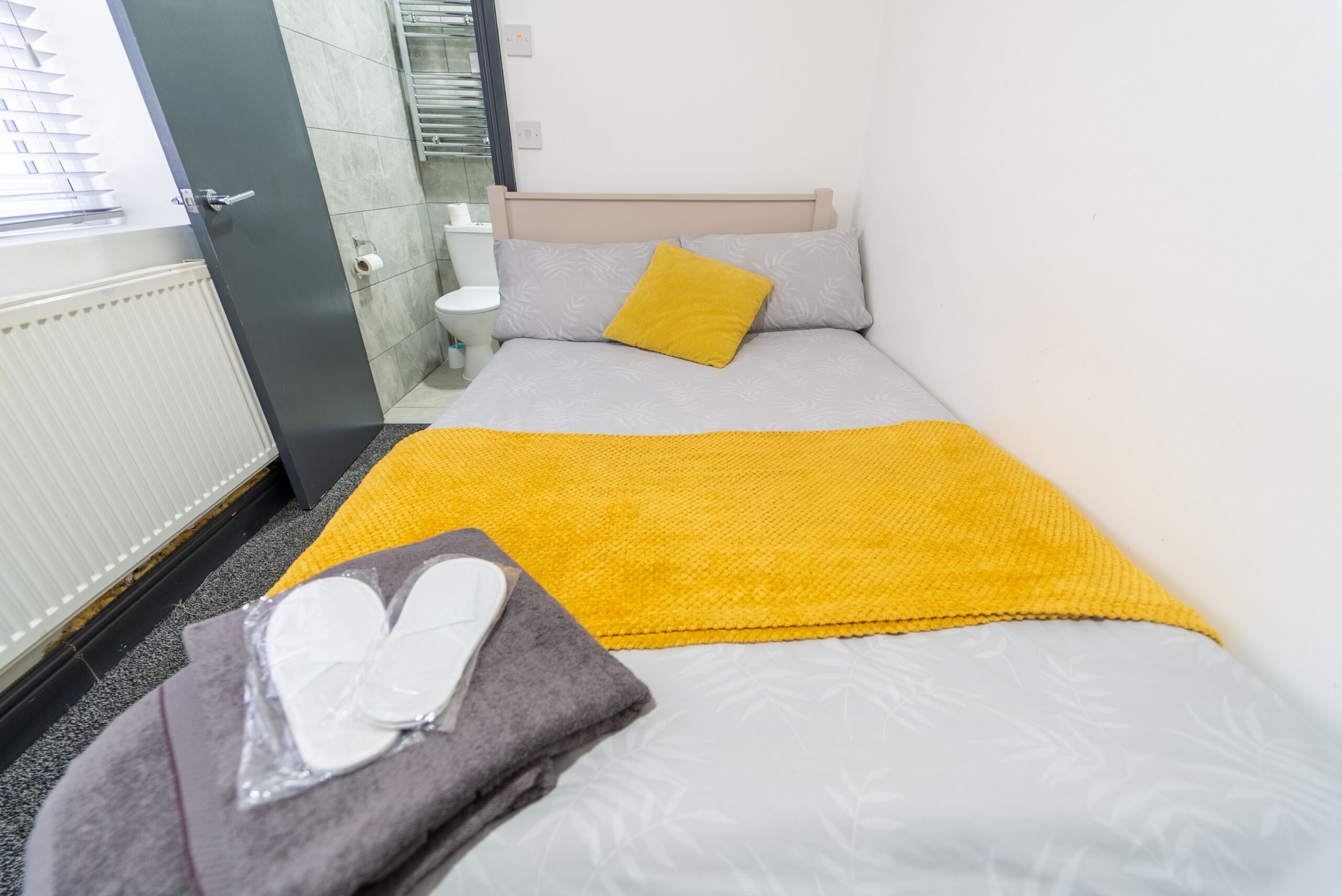 Ground floor studio in GuestHouse w/ free parking!