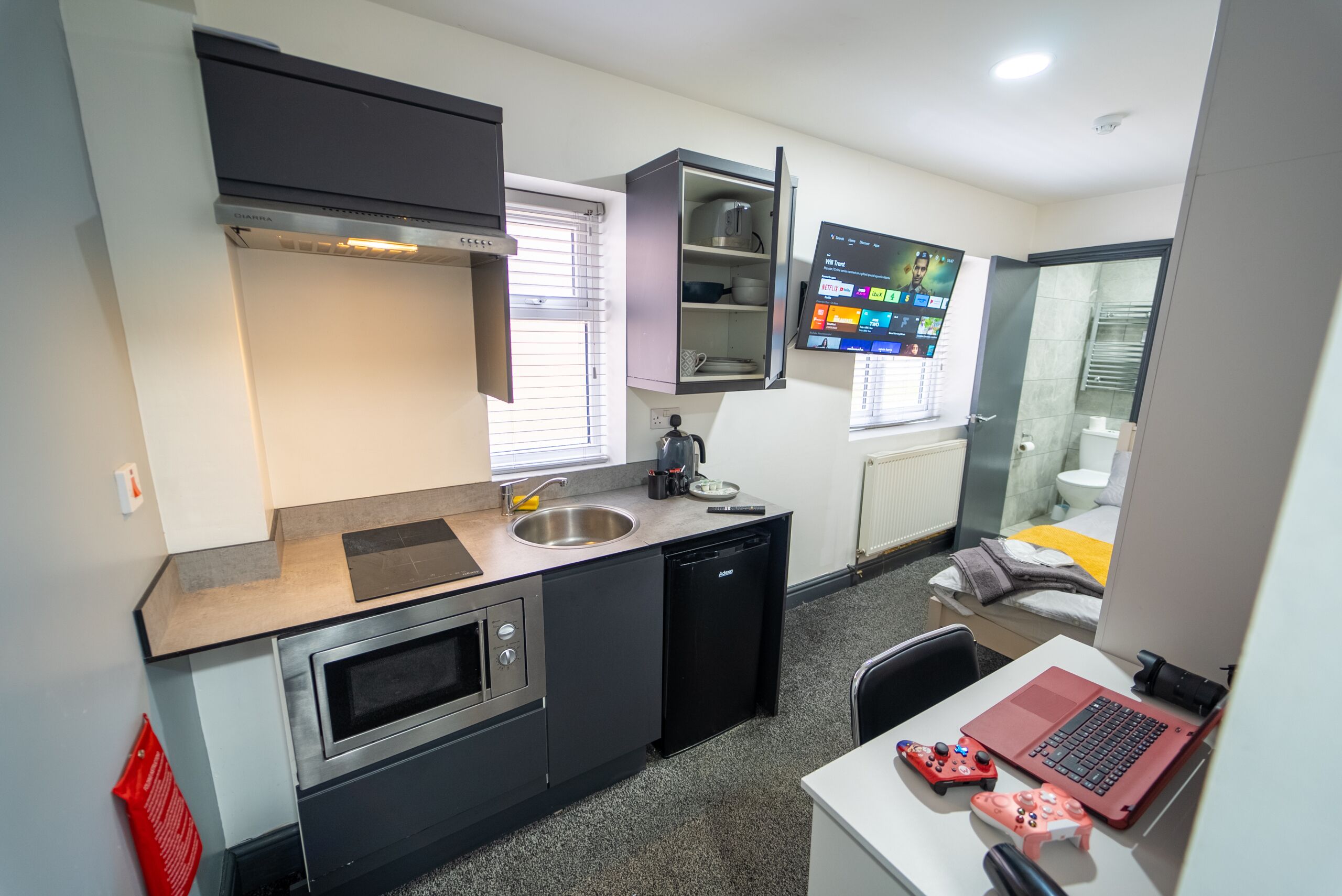 Ground floor studio in GuestHouse w/ free parking!