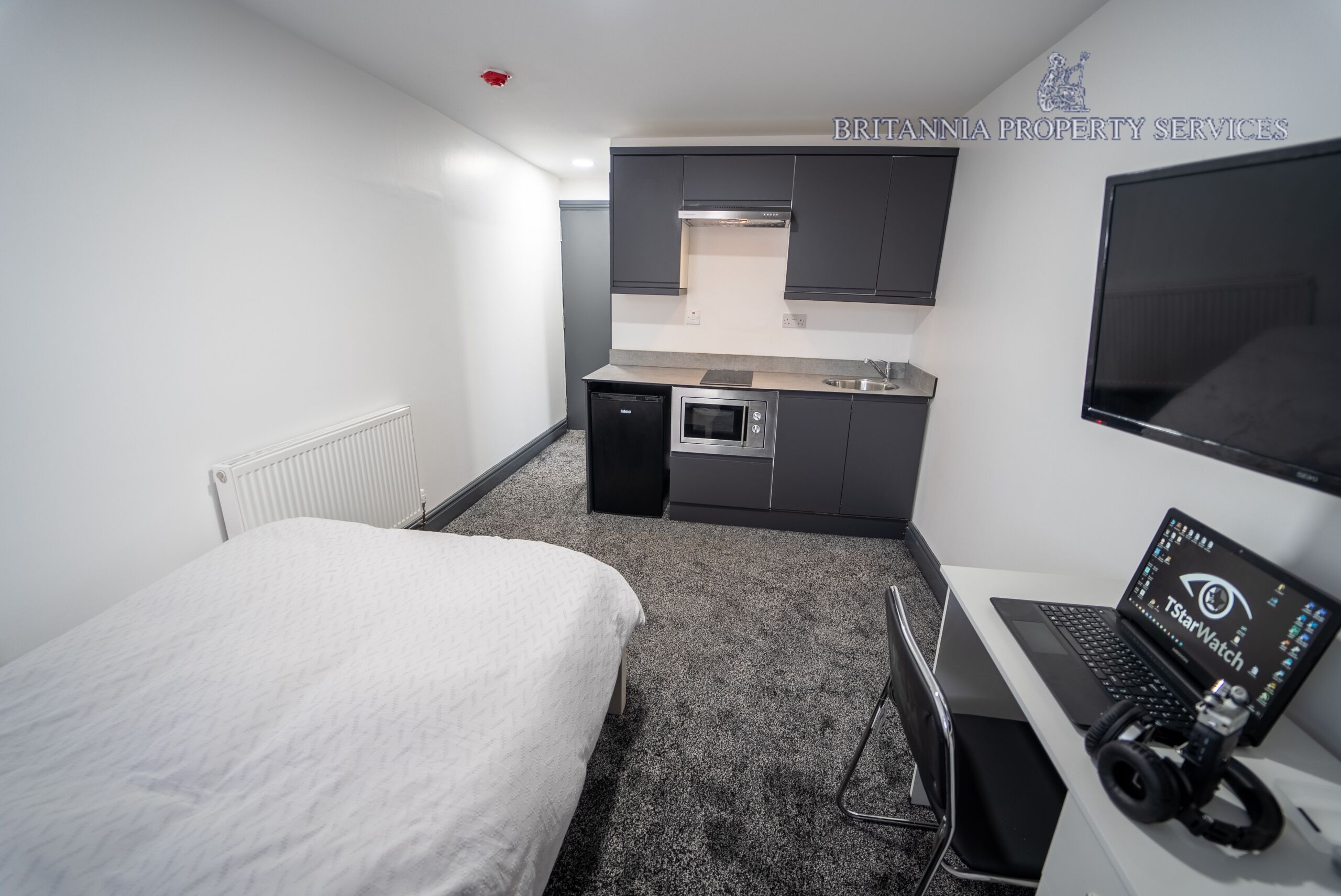 Modern studio in Guest House near QE!