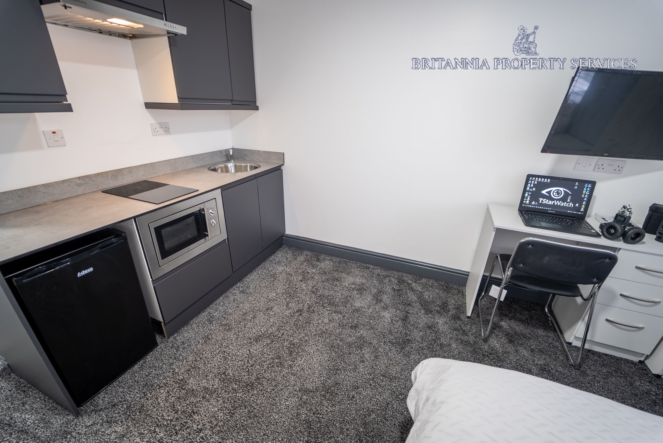 Modern studio in Guest House near QE!