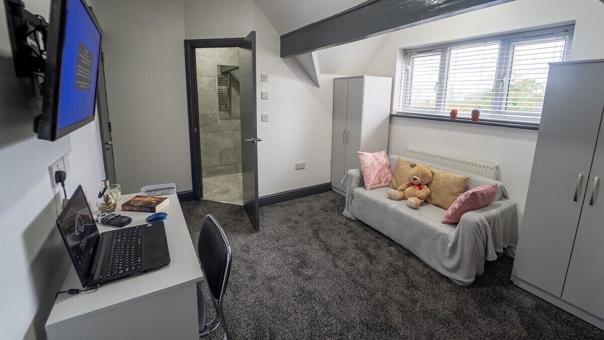 Large modern studio walking distance to QE and UOB