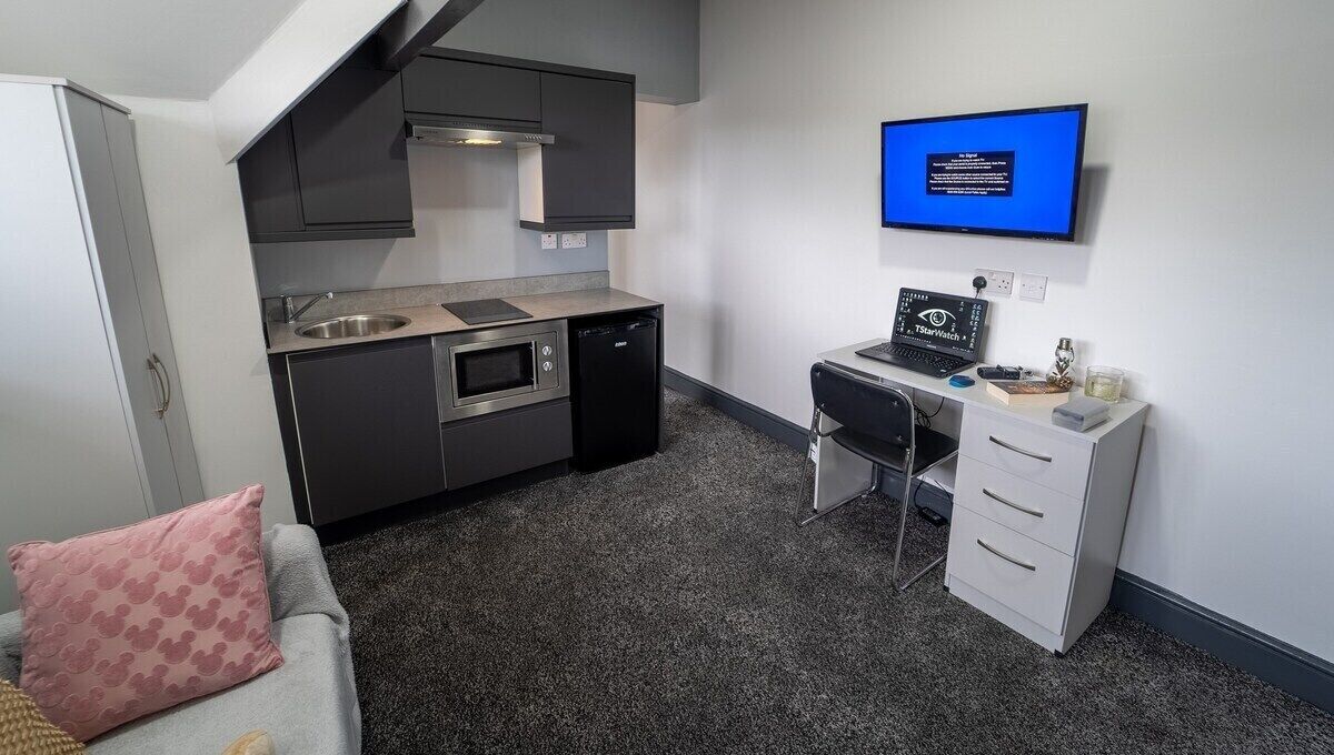 Large modern studio walking distance to QE and UOB