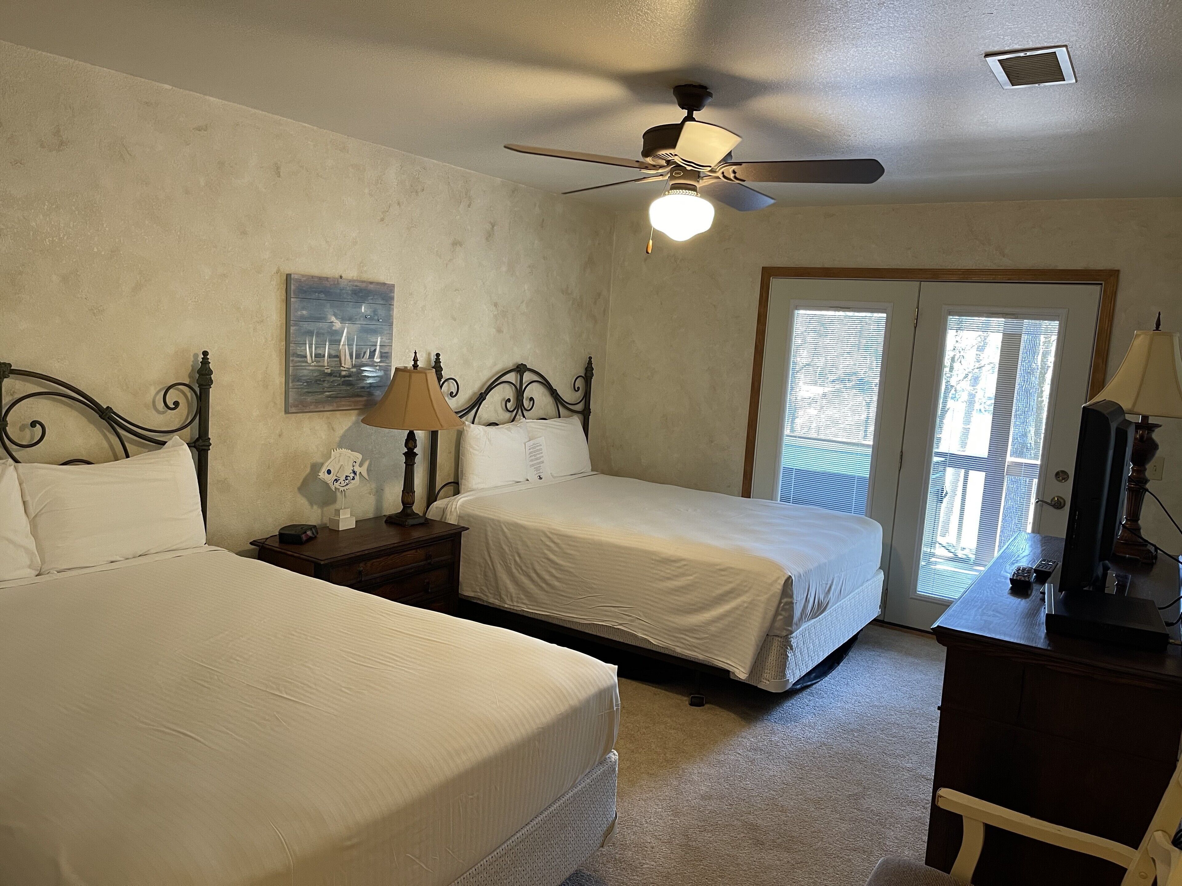 Lakeview- 2 Bedroom, 2 Bath Cottage with deck & hot tub