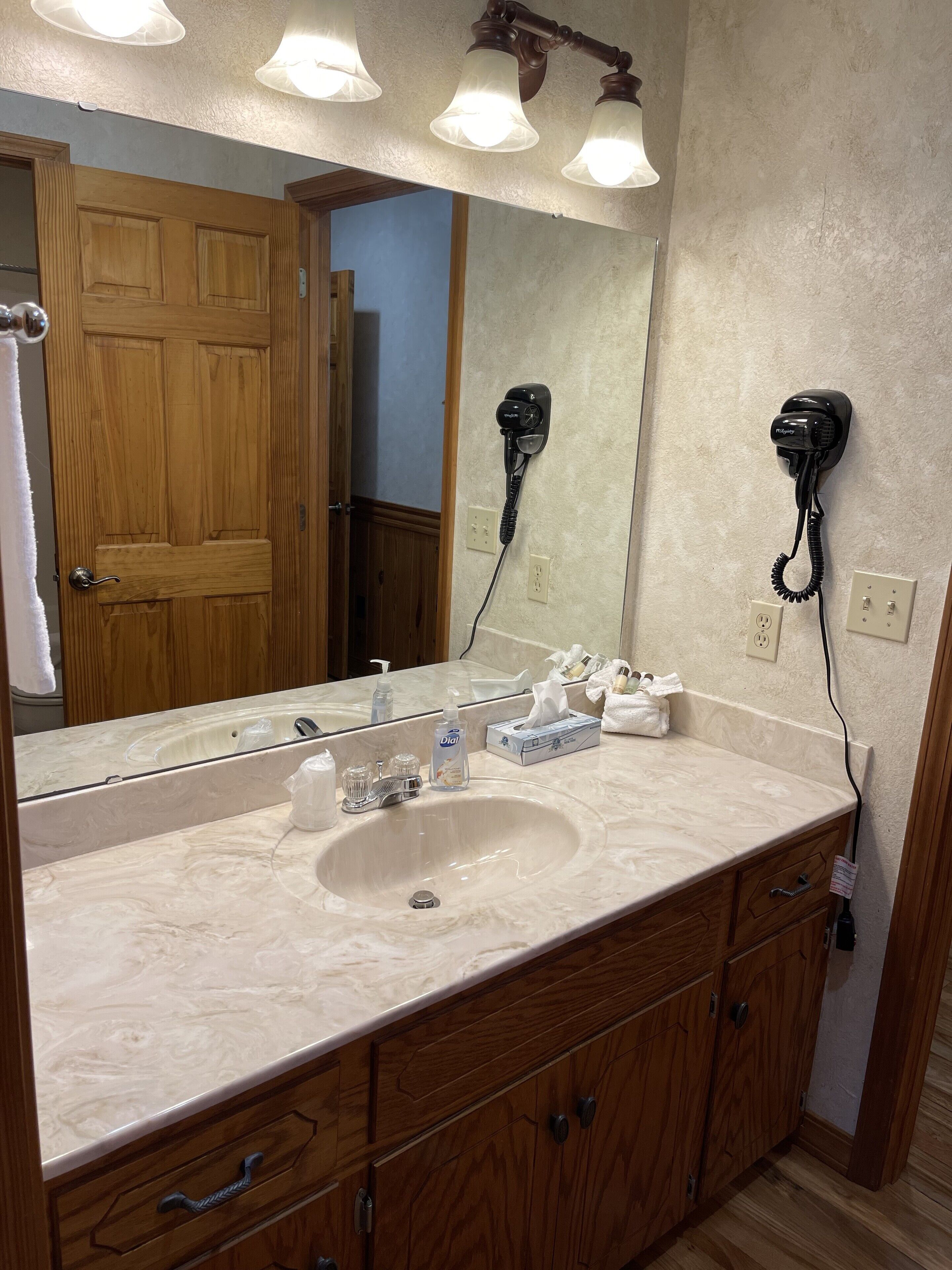 Lakeview- 2 Bedroom, 2 Bath Cottage with deck & hot tub