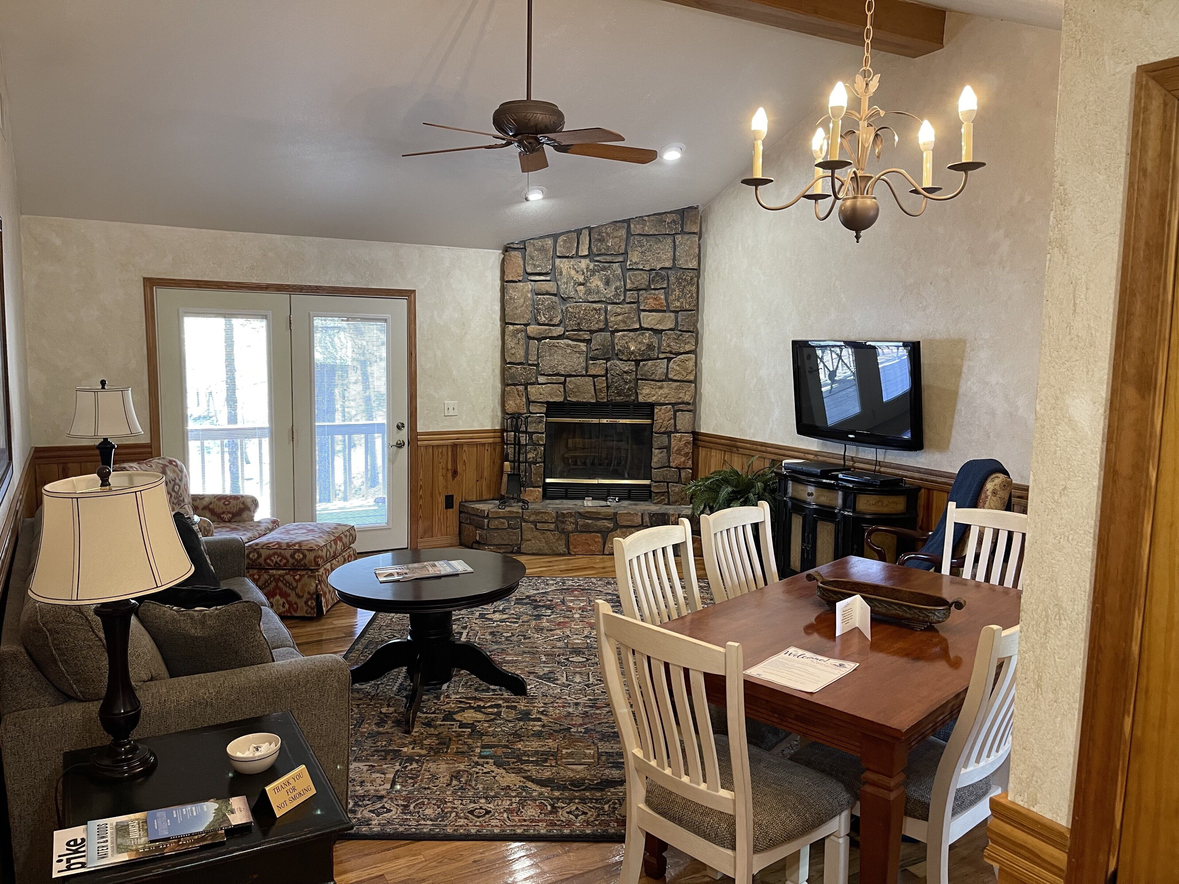 Lakeview- 2 Bedroom, 2 Bath Cottage with deck & hot tub