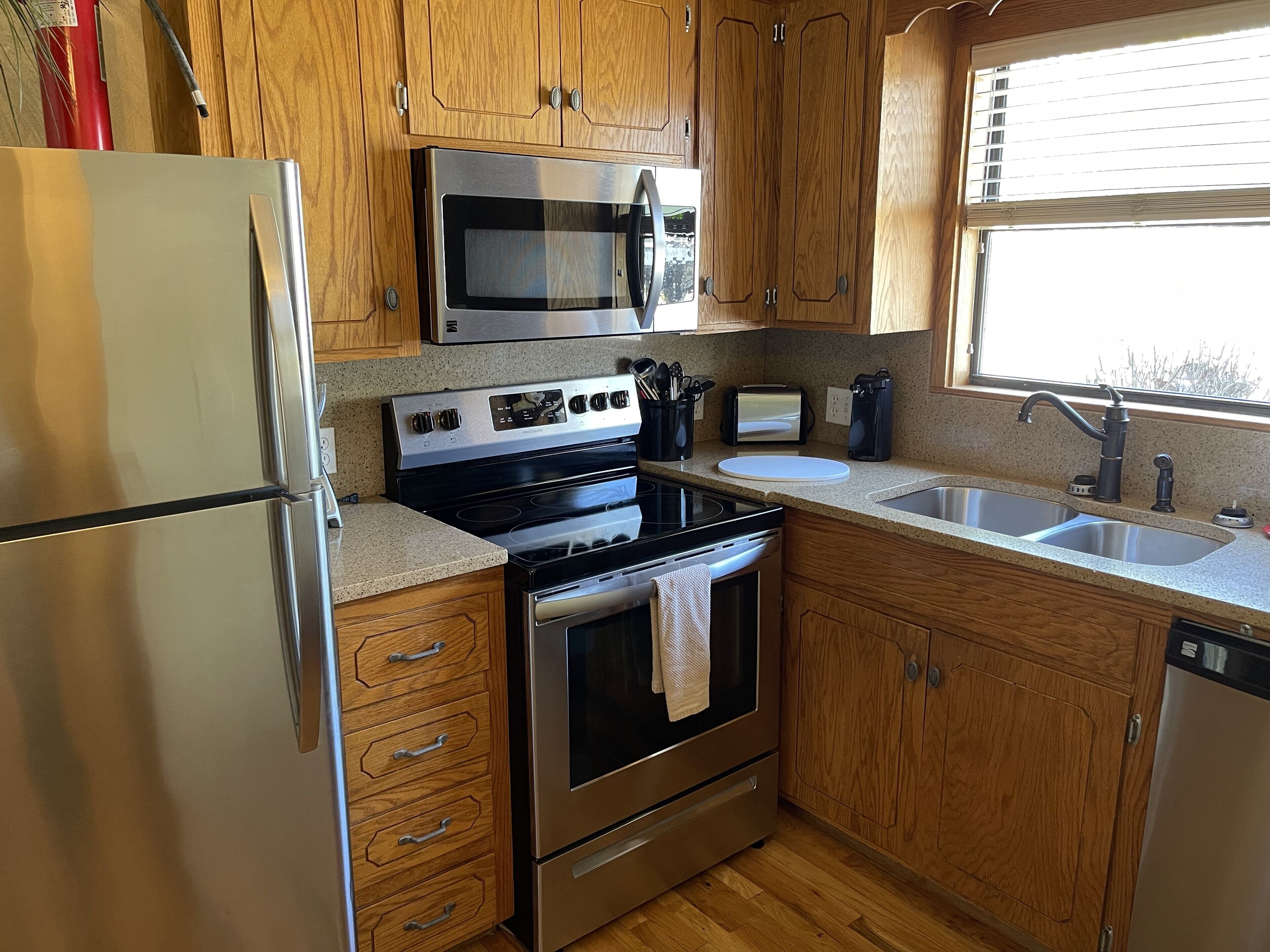 Lakeview- 2 Bedroom, 2 Bath Cottage with deck & hot tub