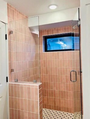 Haartrockner, Handtücher, Seife, Shampoo