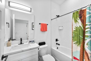 Secadora de cabello, toallas, jabón, papel de baño 
