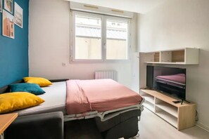 Escritorio, tabla de planchar con plancha, wifi gratis y ropa de cama 
