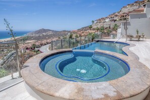 Alberca al aire libre y alberca climatizada