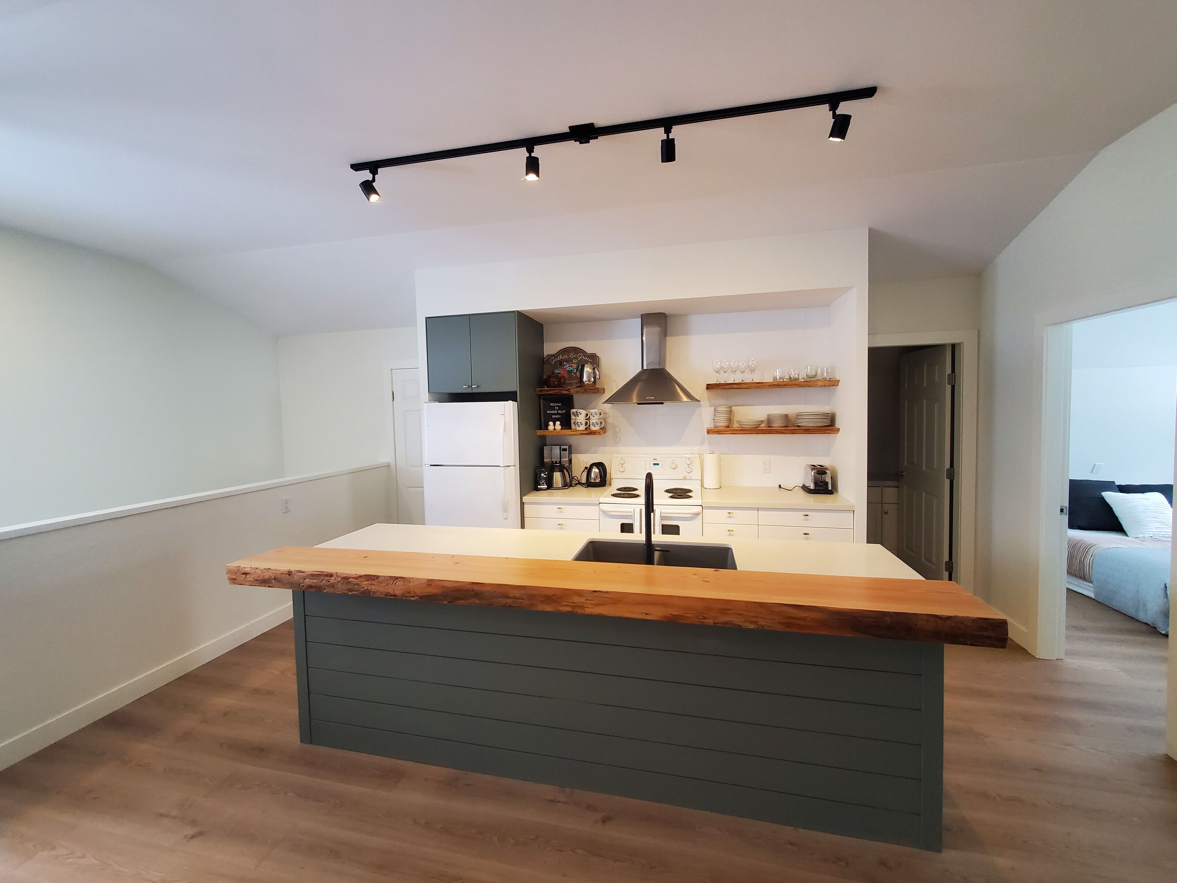 Newly Renovated Suite in Paradise