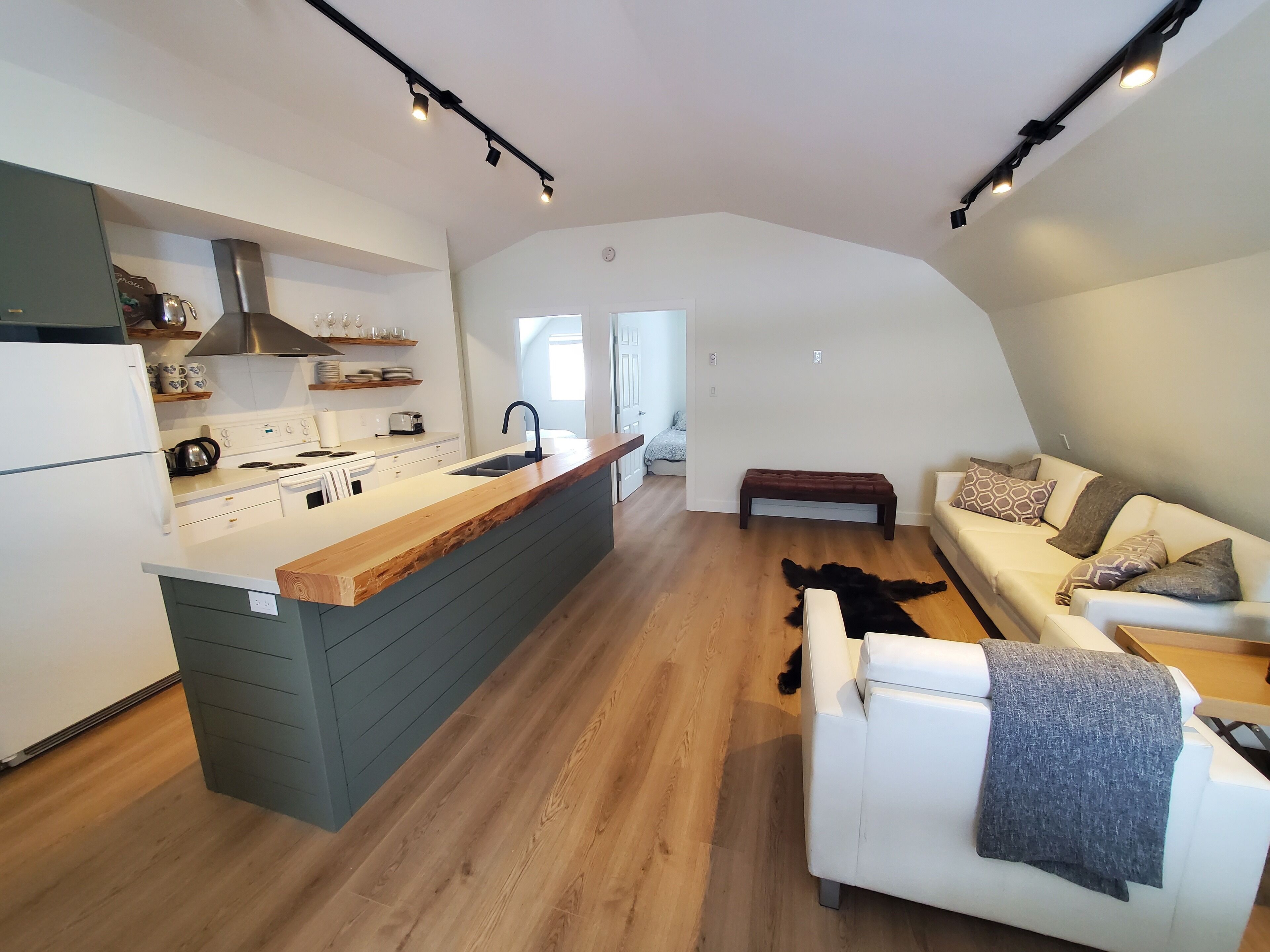 Newly Renovated Suite in Paradise