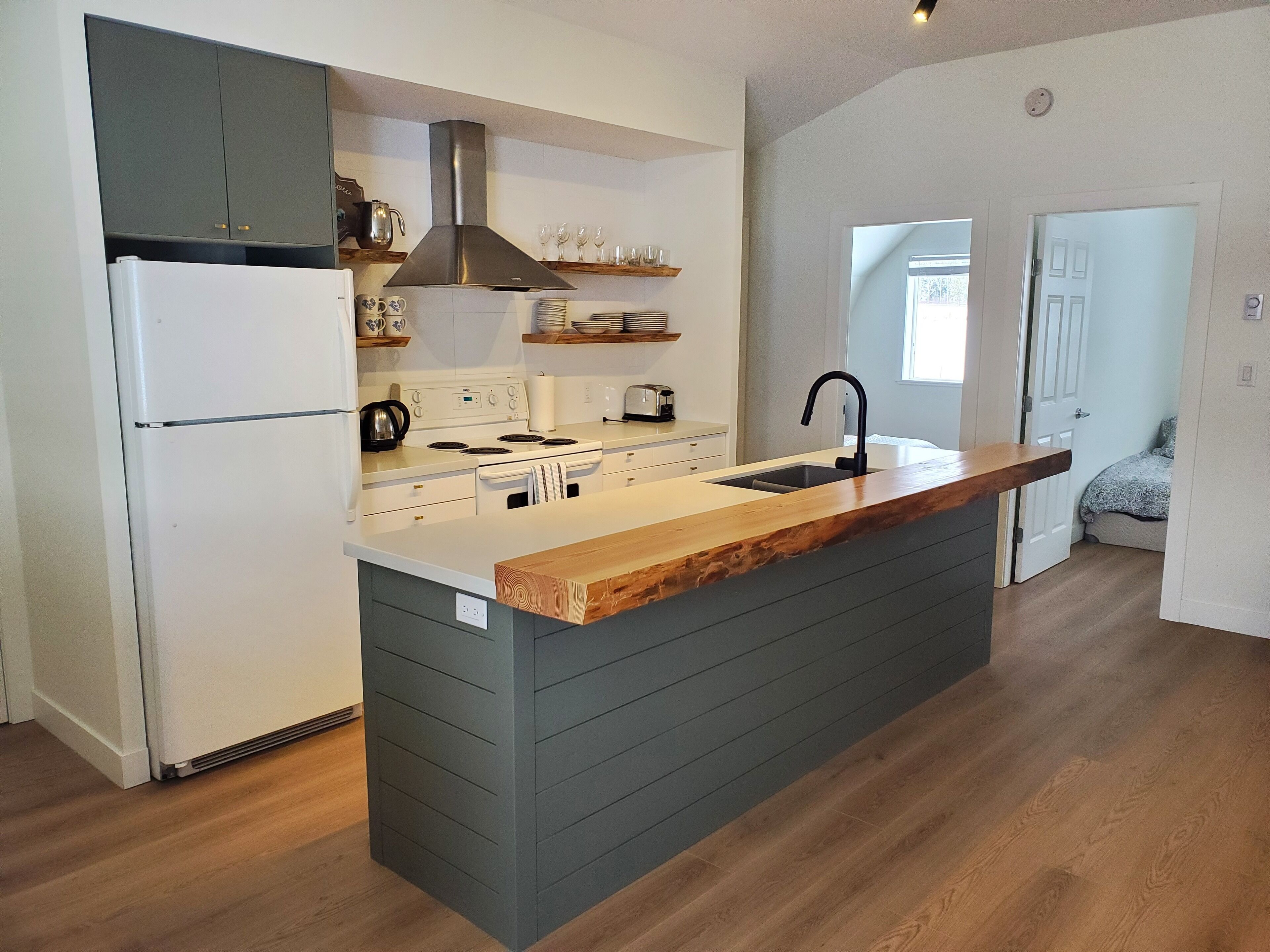 Newly Renovated Suite in Paradise