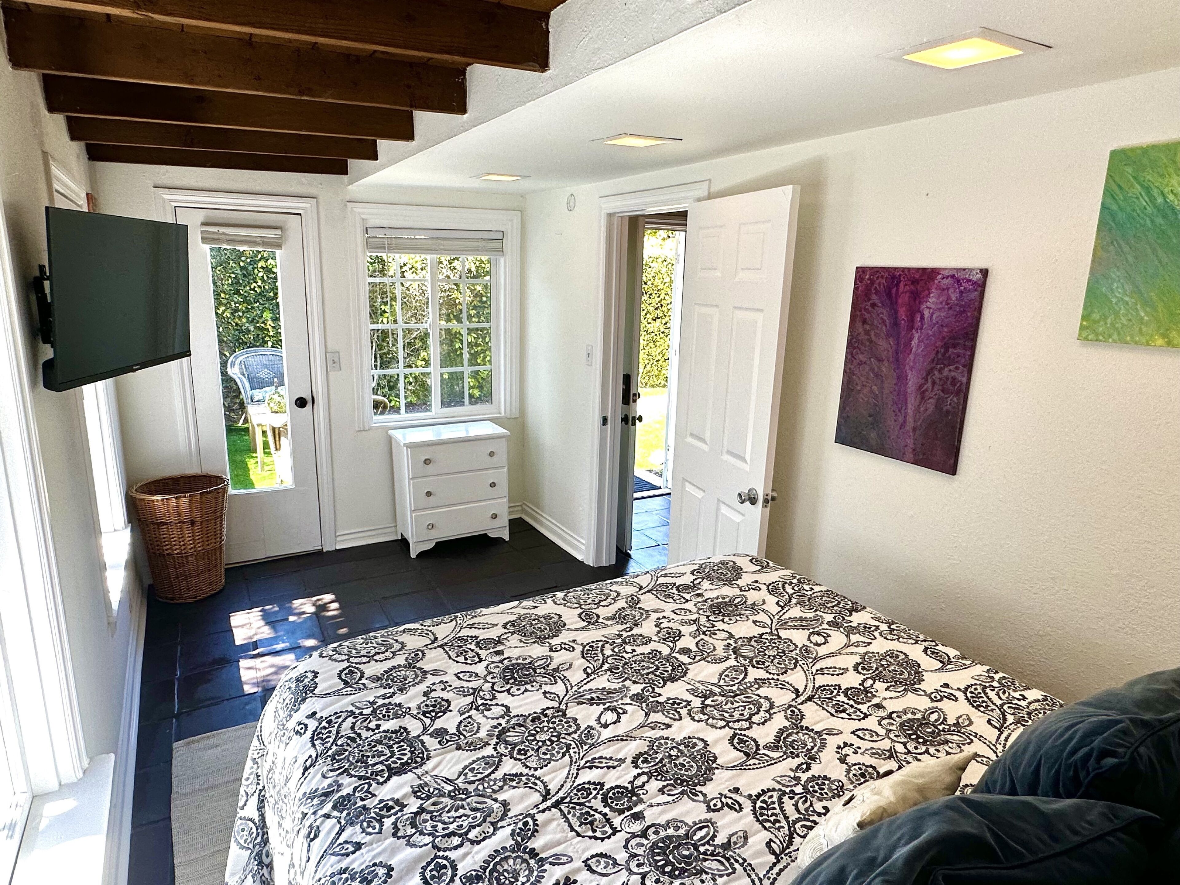 2 bedrooms, desk, internet, bed sheets