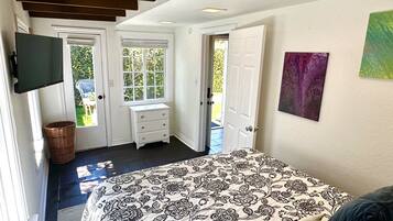 2 bedrooms, desk, internet, bed sheets