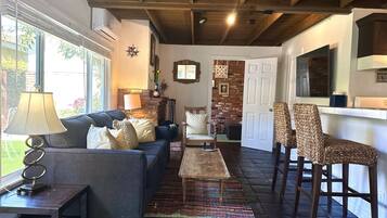 Televisión y chimenea