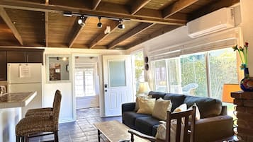 Televisión y chimenea