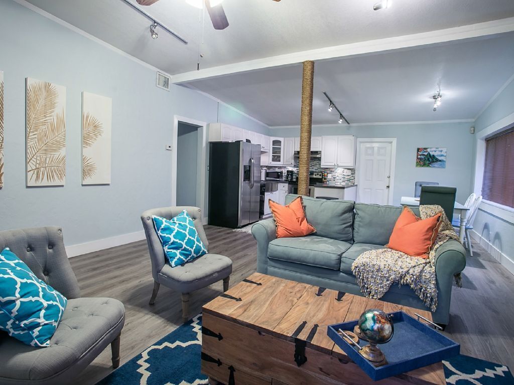 Heated Pool House with Outdoor Dining 2 Bedroom