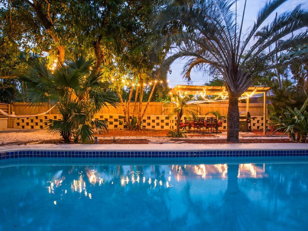 Heated Pool House with Outdoor Dining 2 Bedroom