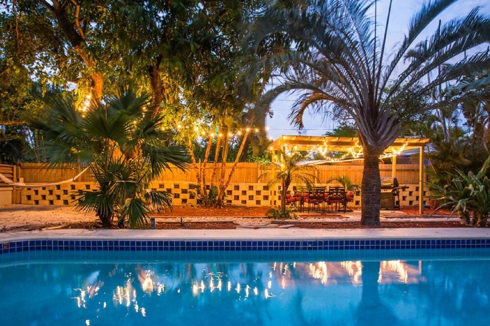 Heated Pool House with Outdoor Dining 2 Bedroom