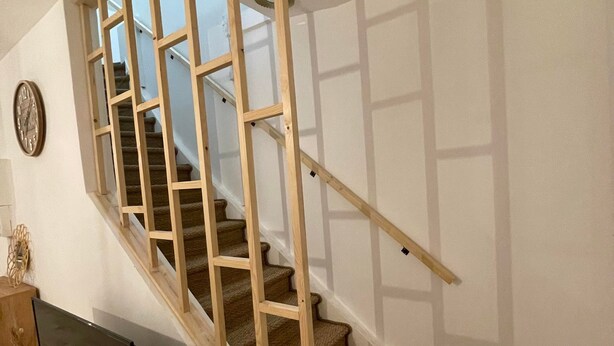 A staircase with wooden railings and carpeted steps, leading to an upper floor. - Cosy apartment (Villemurlin)
