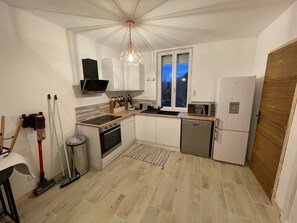 Réfrigérateur, micro-ondes, four, plaque de cuisson