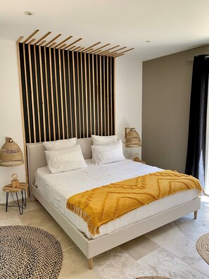 6 Schlafzimmer, Schreibtisch, Bügeleisen/Bügelbrett, Reisekinderbett