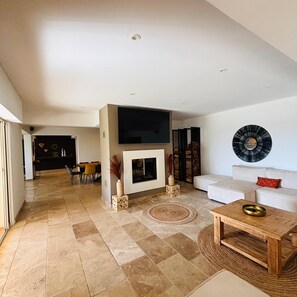 Smart-TV, Kamin, Tischtennisplatte, Stereoanlage