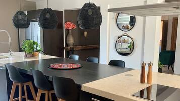 Réfrigérateur, micro-ondes, four, plaque de cuisson