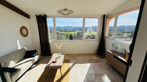 Smart-TV, Kamin, Tischtennisplatte, Stereoanlage