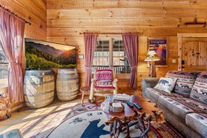 Smart TV, fireplace - HotTub•2KingStes•HandBuilt•FreeDollywoodTkt (CCH) (Gatlinburg)