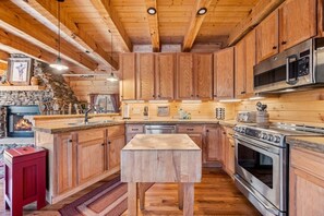 Fridge, microwave, oven, stovetop - HotTub•2KingStes•HandBuilt•FreeDollywoodTkt (CCH) (Gatlinburg)