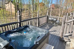 Outdoor spa tub - HotTub•2KingStes•HandBuilt•FreeDollywoodTkt (CCH) (Gatlinburg)