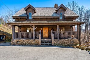 Exterior - HotTub•2KingStes•HandBuilt•FreeDollywoodTkt (CCH) (Gatlinburg)