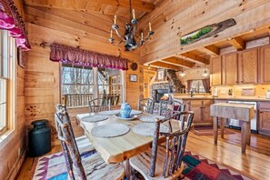 Dining - HotTub•2KingStes•HandBuilt•FreeDollywoodTkt (CCH) (Gatlinburg)