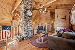 Smart TV, fireplace - HotTub•2KingStes•HandBuilt•FreeDollywoodTkt (CCH) (Gatlinburg)