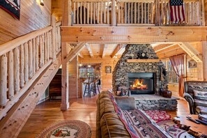Interior - HotTub•2KingStes•HandBuilt•FreeDollywoodTkt (CCH) (Gatlinburg)