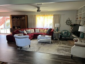 Een smart-tv, boeken en een stereo